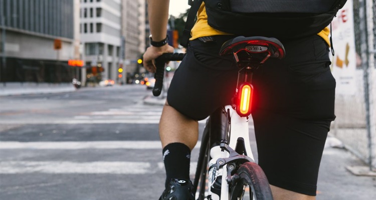 Iluminación trasera de una bicicleta mediante pequeños reflectores que se adhieren como etiquetas.